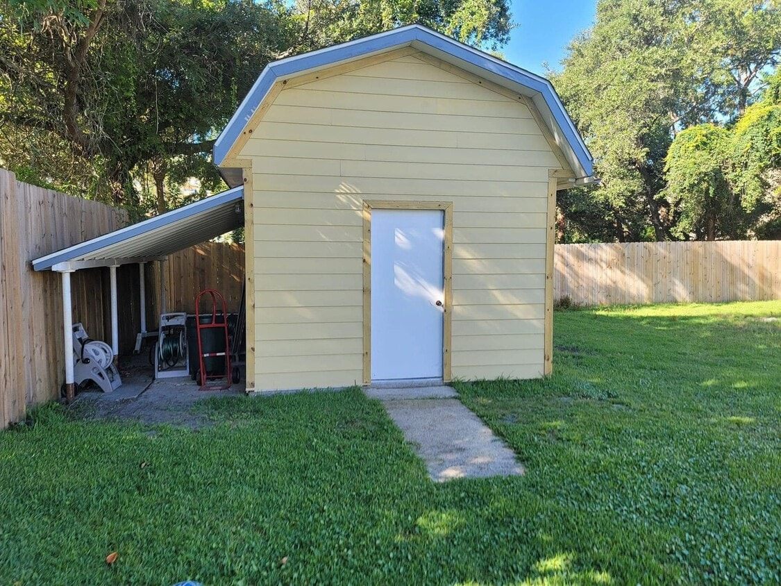 Building Photo - 194 Coral Dr SW