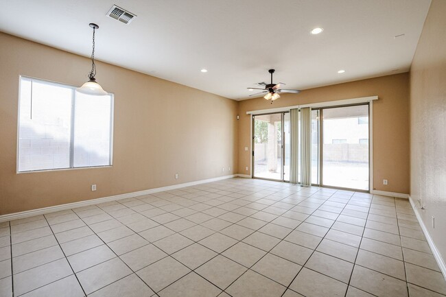 Building Photo - Single level 4 bed 2 bath with pool