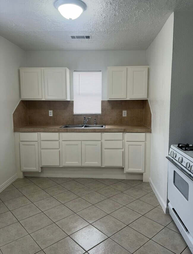 Foto del edificio - 831 Deerpass Dr