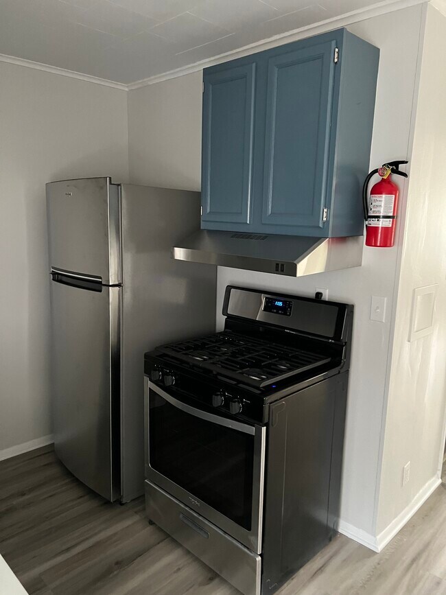 Eat-in-Kitchen w/ stainless steel appliances - 22 Albany St