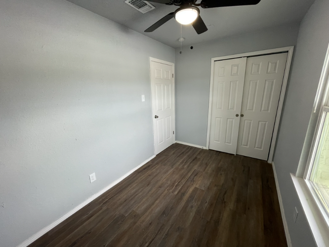 Foto del edificio - 5135 W Commerce St