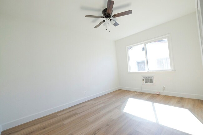 Building Photo - 1214 Huntington Dr