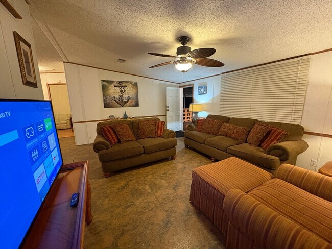 Foto del edificio - 10891 W Whitacre Ln