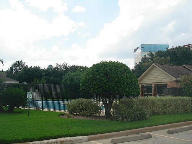 Building Photo - 924 Memorial Village Dr