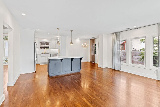 Foto del edificio - Renovated 2 bdrm 1 bath home w/ air condit...