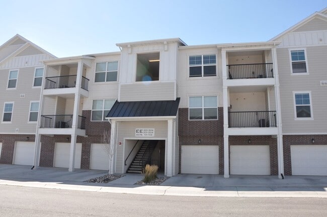 Foto del edificio - 3 bedroom, 2 bathroom house located in the desirable area of Saratoga Springs/ Lehi, UT