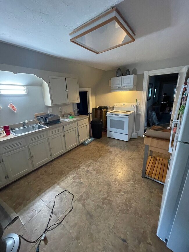 Photo - 2-bed Top Floor near MBTA GL-D Newton High... House