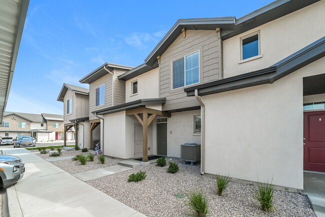 Unidad modelo frontal - Summit Springs Townhomes