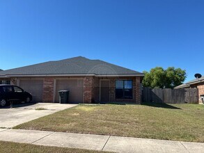 Building Photo - 1204 Nicholas Cir
