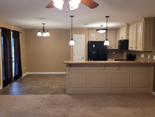 Building Photo - Spacious 3BD/2BA Home Near Moody AFB | Ope...