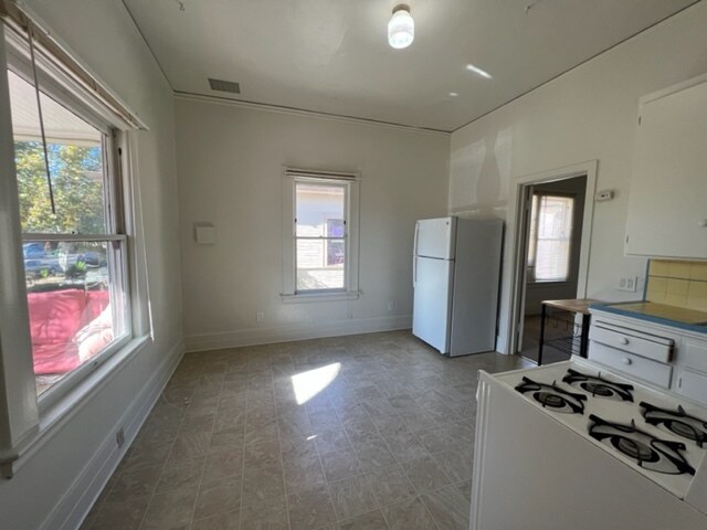 Building Photo - 454 S 7th St