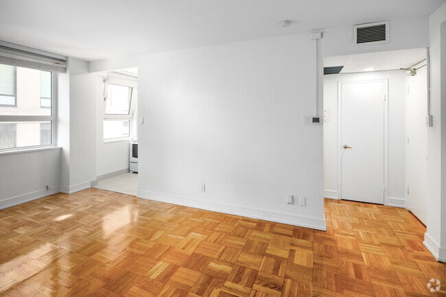 Bachelor, 1 BA - 373 SF - Cottingham Manor