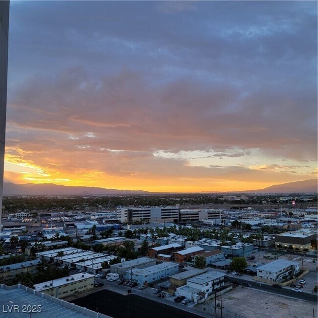 Foto del edificio - 200 W Sahara Ave