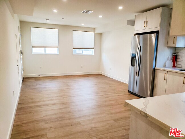 Foto del edificio - 3522 S Bronson Ave