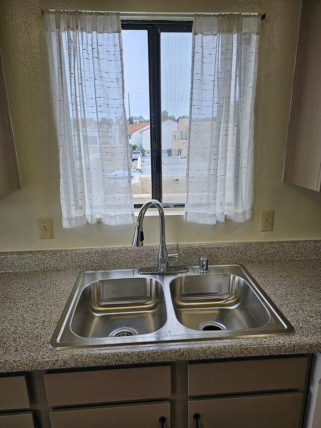 Foto del edificio - 2404 Whitesands Dr