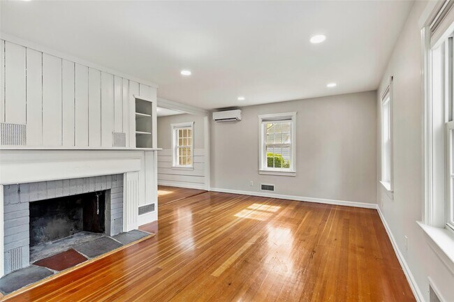 Foto del edificio - 373 Great River Rd