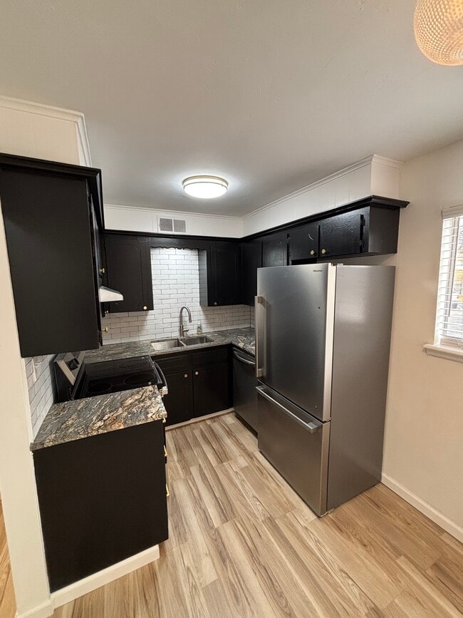 Foto del edificio - 1735 S Peoria Ave