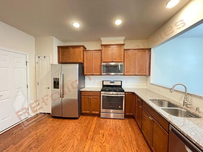 Building Photo - Beautiful 3 Bedroom, 2.5 Bathroom Townhome...