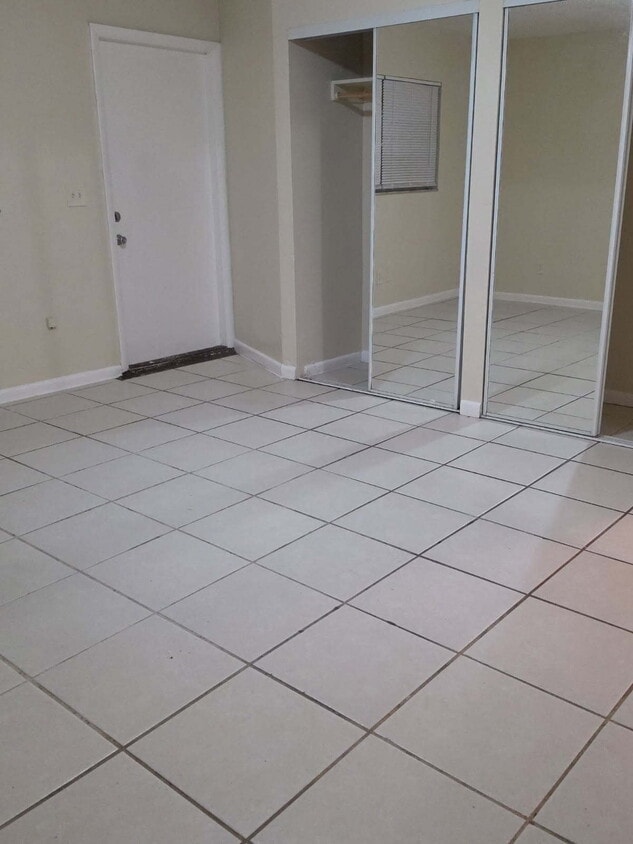 Building Photo - 1 bedroom, 1 bath; kitchen with microwave.