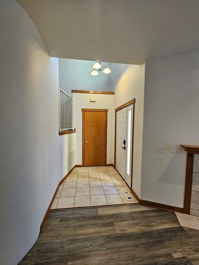 Foto del edificio - Lakefront Condo in Gated Community