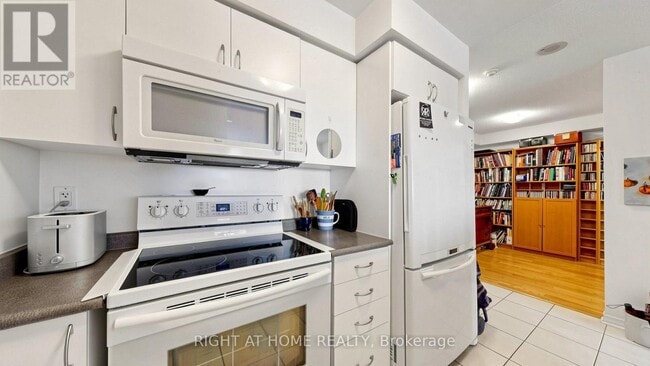 Building Photo - 60 Heintzman St