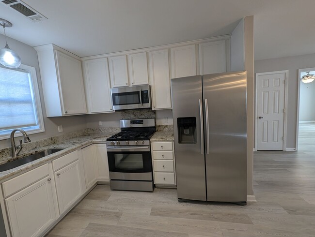 Foto del edificio - Beautiful 3 bedroom, 2.5 bath corner lot home located in the Arlington Community in SC!