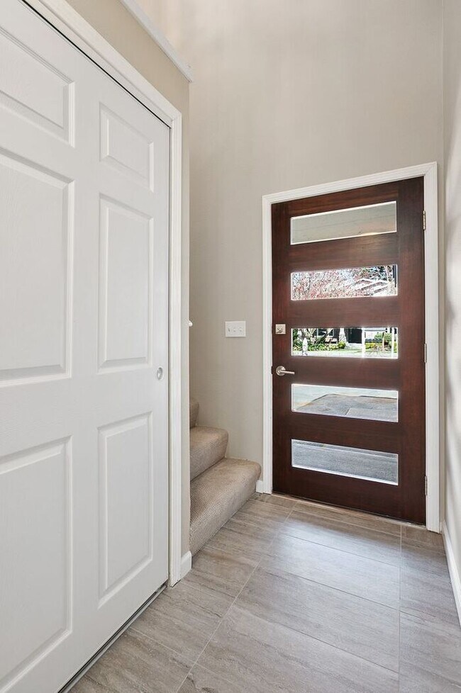 Building Photo - Light, Bright Kirkland Townhome!
