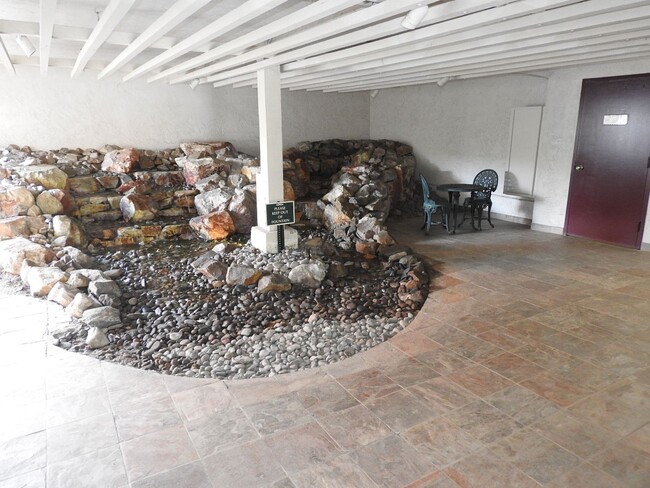 Foto del edificio - CENTRALLY LOCATED 1 BR CONDO