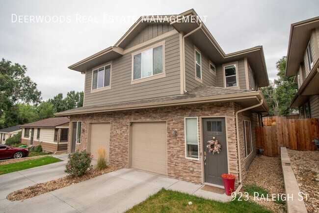 Building Photo - Spacious & Modern 3 Bed / 2.5 Bath Home Av...
