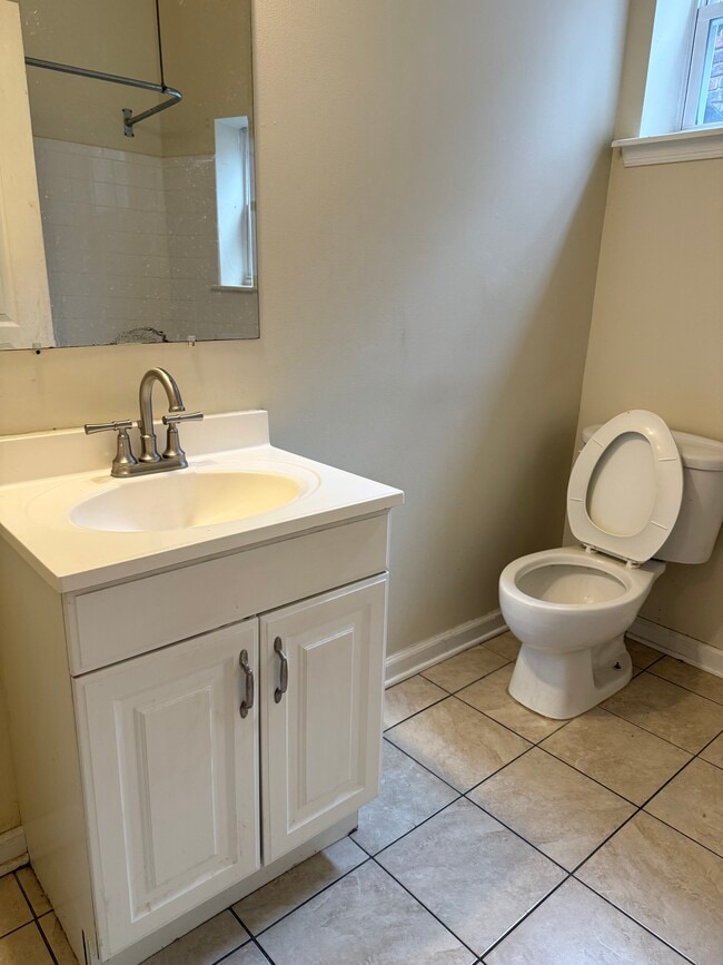 Bathroom toilet - 906 Whitelock St