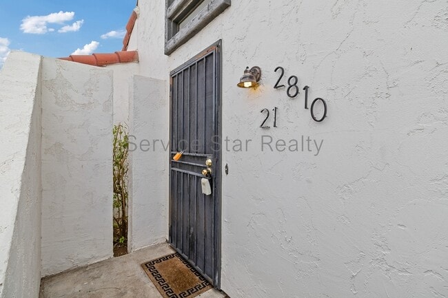 Building Photo - 2810 E Glenrosa Ave