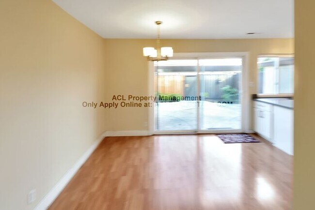 Foto del edificio - Spacious, Centrally Located Hayward Townho...