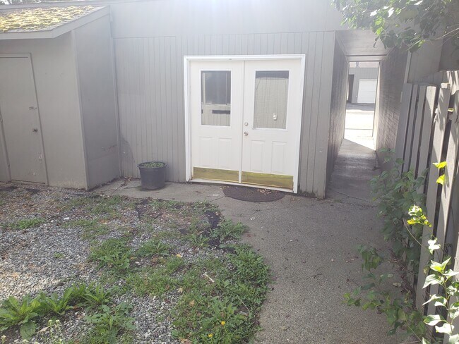 Building Photo - 3105 Delta Dr