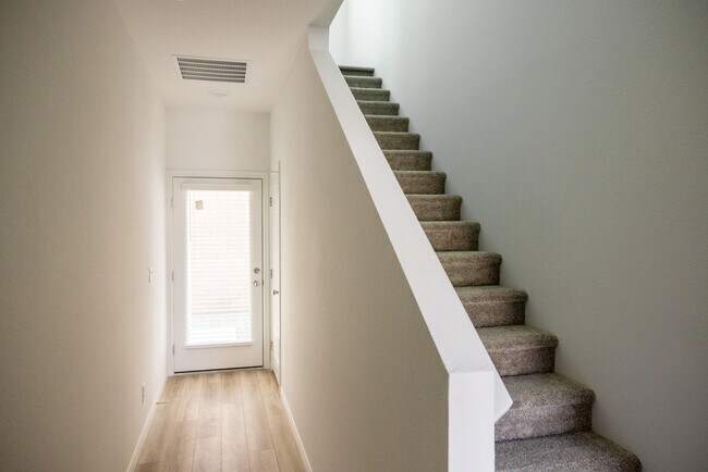 Foto del edificio - Newer 2-Bedroom Townhome with Shared Ameni...