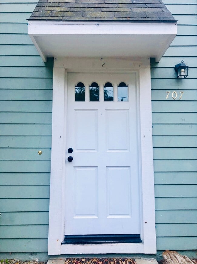 Building Photo - Benicia's Remodeled Townhouse With 3 Bedro...