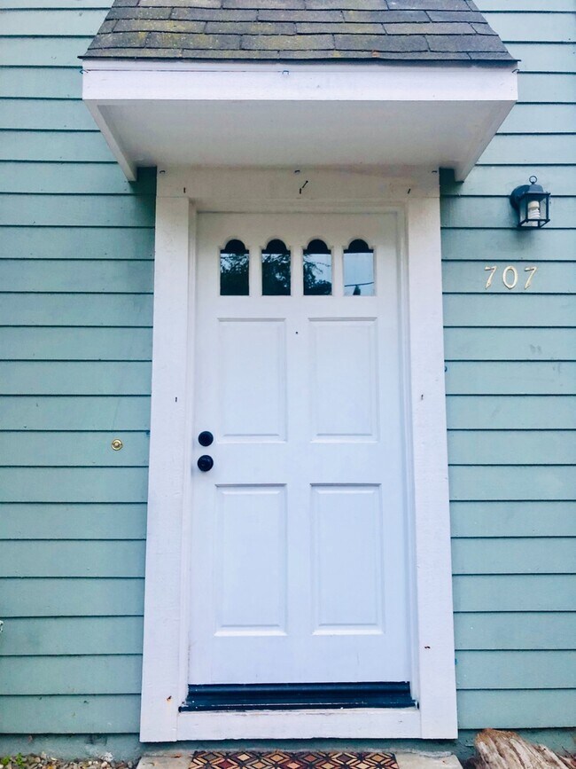 Foto del edificio - Benicia's Remodeled Townhouse With 3 Bedro...