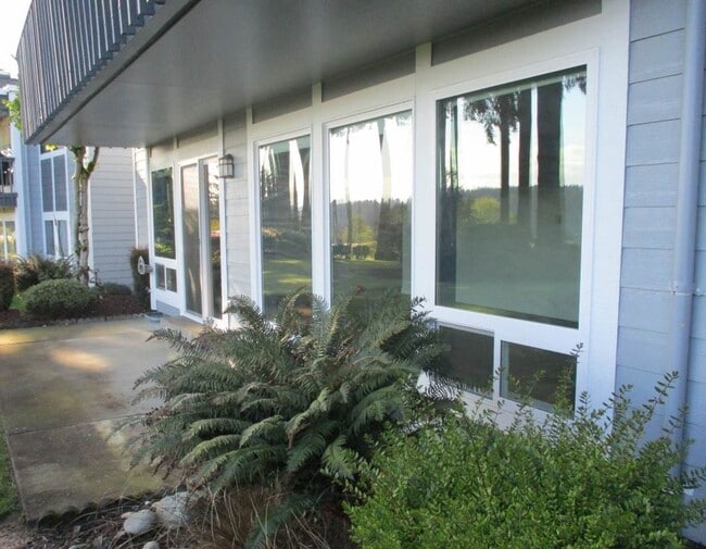 Building Photo - 2 Bedroom, 2 bathroom Northview Terrace Co...