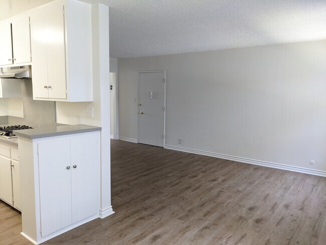 Building Photo - 135 N Hayworth Ave