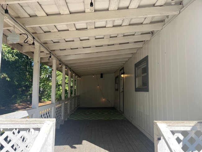 Building Photo - 3 bed 2 bath