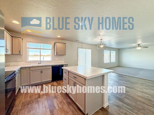 Building Photo - 853 Harpy Ave