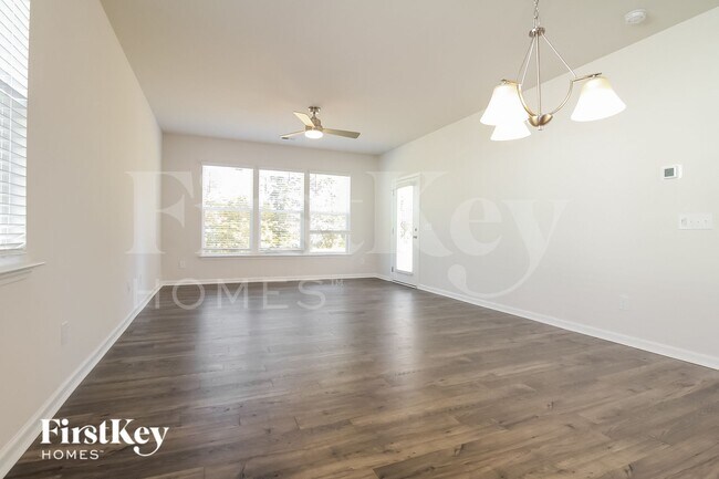 Building Photo - 530 Hillpark Ln