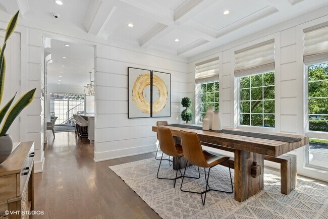Foto del edificio - 2057 N Oakley Ave
