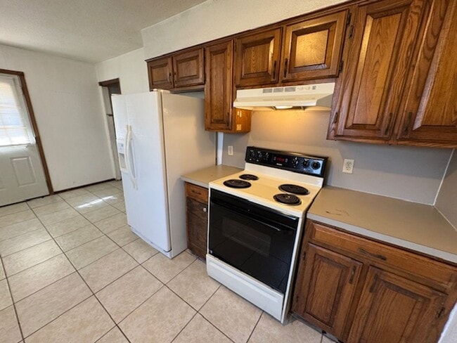 Building Photo - 2 bed one bath duplex in Mustang! Convenie...