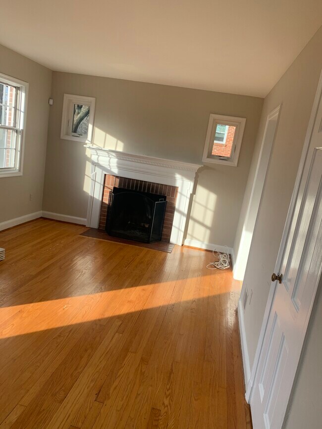 LIVING ROOM - 4703 Saul Rd