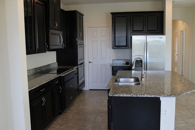 Building Photo - BEAUTIFUL 4 BEDROOMS, 3 BATHS,  SINGLE FAM...
