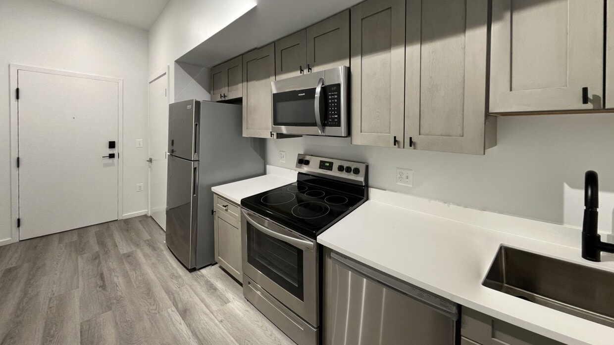 Photo - 725 W Pratt St. Apartments