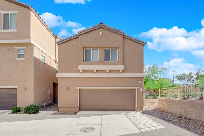 Building Photo - Upgraded 3 bedroom, 2.5 bath home nestled ...