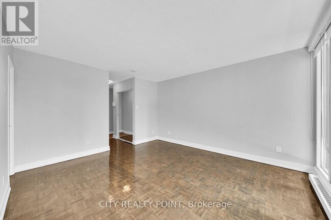 Building Photo - 33 Isabella St