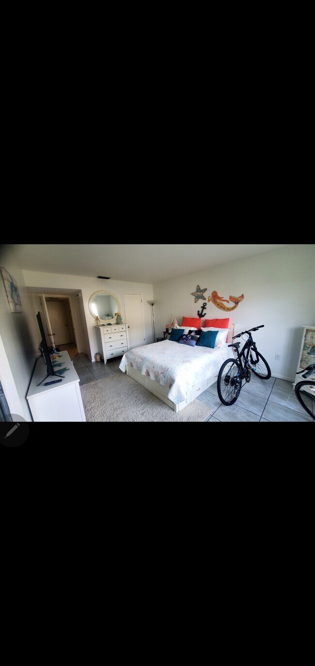 Building Photo - 10280 Imperial Point Dr W