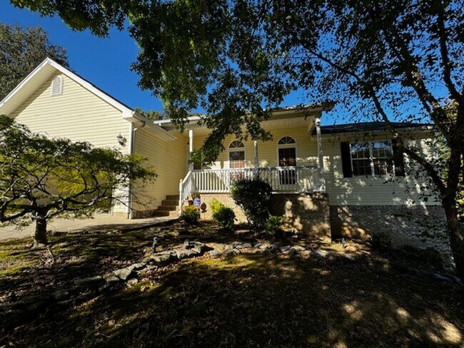 Foto del edificio - 3 Bed 2 Bath house with 2 garages, (upper ...